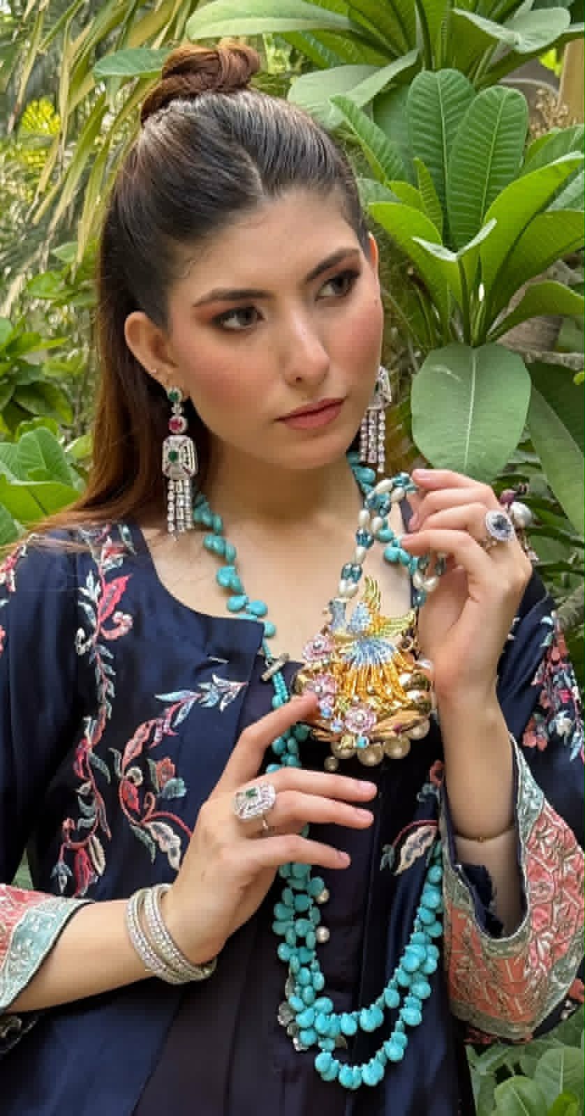 The Queen’ long stringy Victorian earrings, necklace and adjustable ring